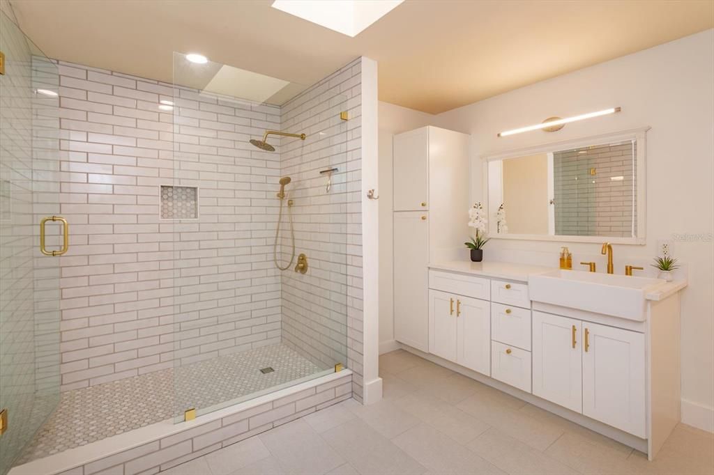 For Sale: $650,000 (4 beds, 3 baths, 2562 Square Feet)
