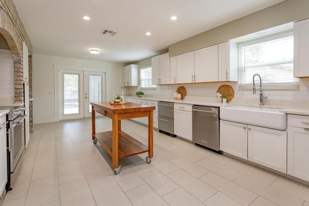 For Sale: $650,000 (4 beds, 3 baths, 2562 Square Feet)