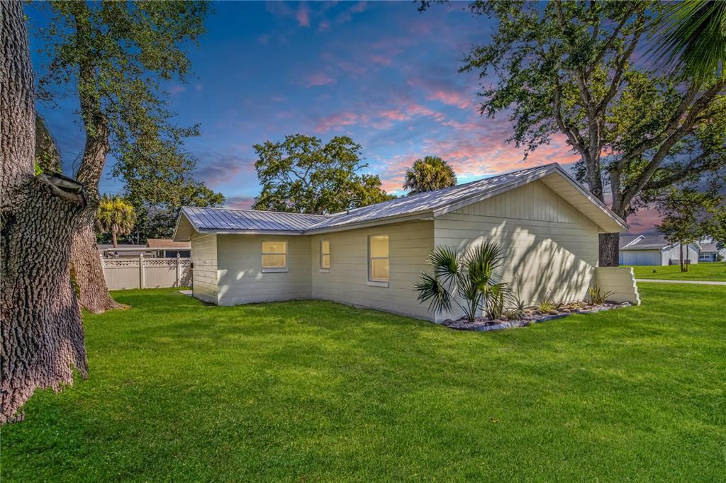 For Sale: $329,900 (2 beds, 2 baths, 1040 Square Feet)