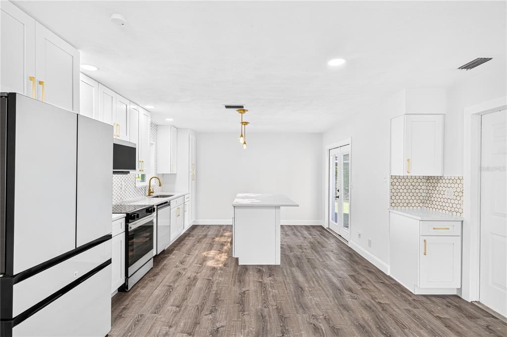 For Sale: $329,900 (2 beds, 2 baths, 1040 Square Feet)
