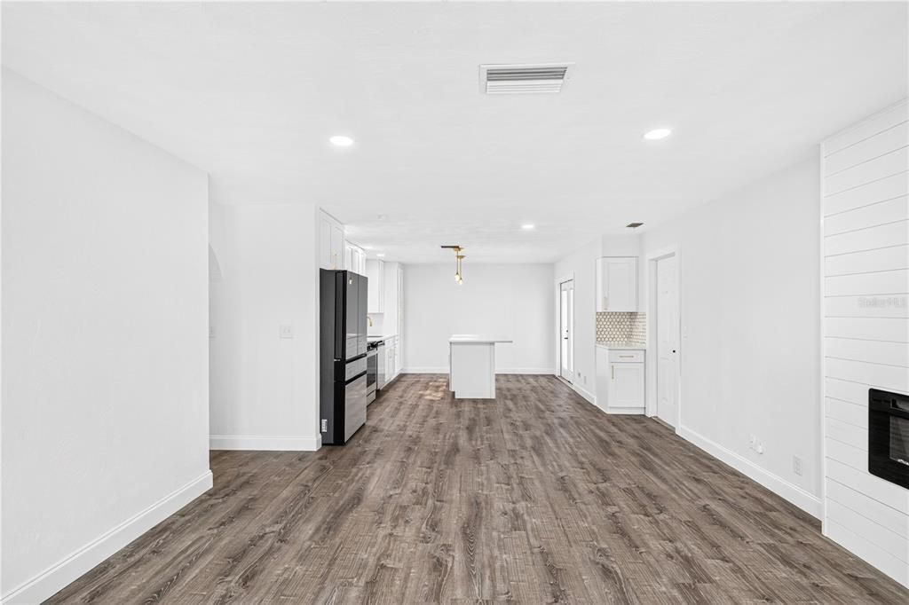 For Sale: $329,900 (2 beds, 2 baths, 1040 Square Feet)