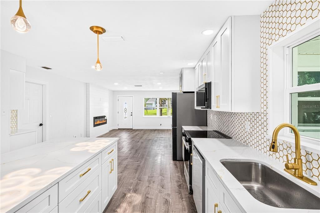 For Sale: $329,900 (2 beds, 2 baths, 1040 Square Feet)