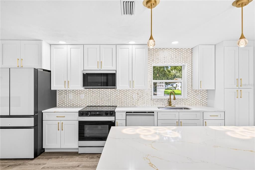 For Sale: $329,900 (2 beds, 2 baths, 1040 Square Feet)