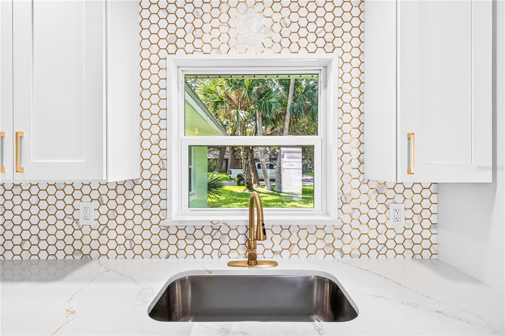 For Sale: $329,900 (2 beds, 2 baths, 1040 Square Feet)