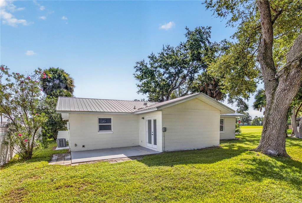 For Sale: $329,900 (2 beds, 2 baths, 1040 Square Feet)