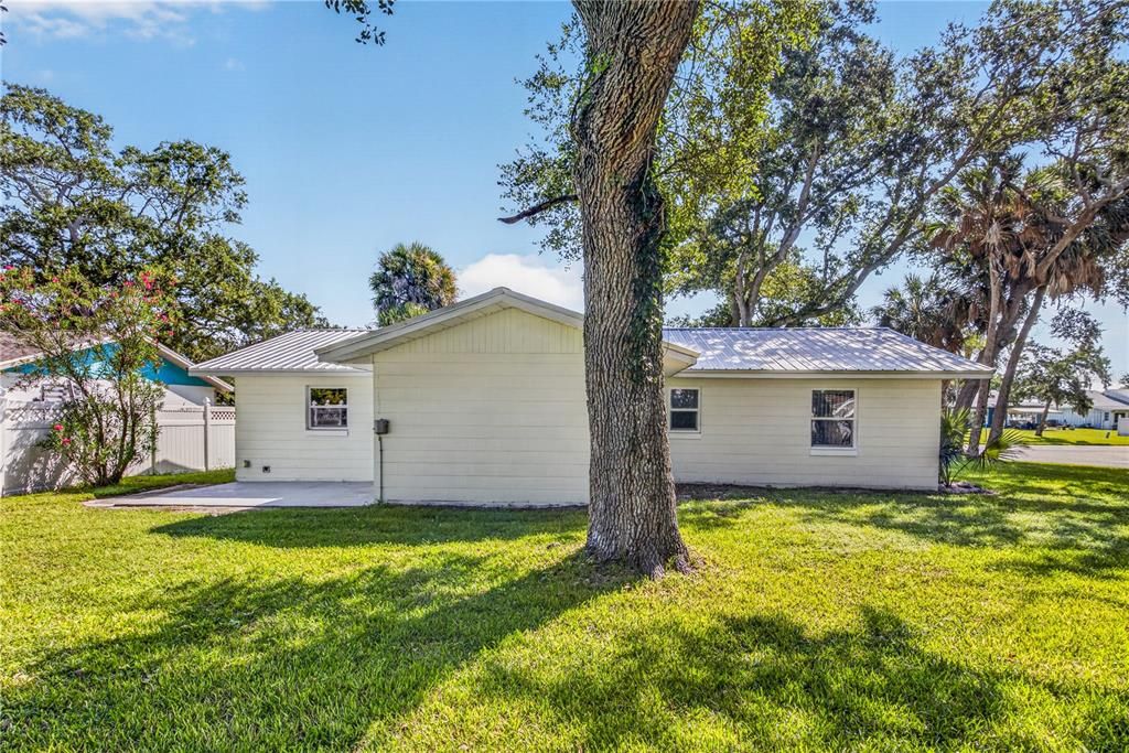 For Sale: $329,900 (2 beds, 2 baths, 1040 Square Feet)