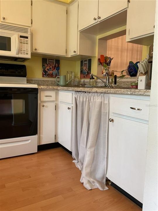 На продажу: $162,900 (2 спален, 1 ванн, 875 Квадратных фут)