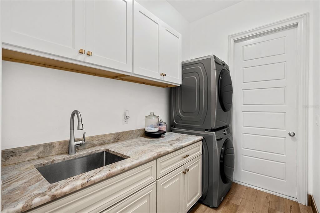 En Venta: $949,000 (4 camas, 3 baños, 2840 Pies cuadrados)