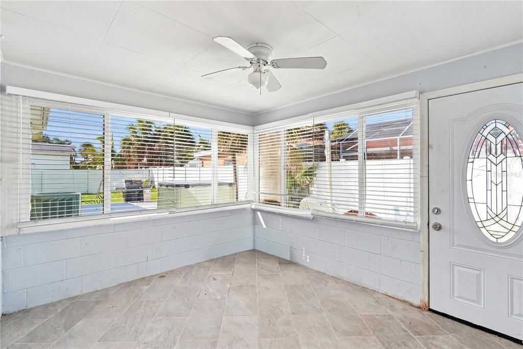 For Rent: $2,600 (2 beds, 2 baths, 888 Square Feet)