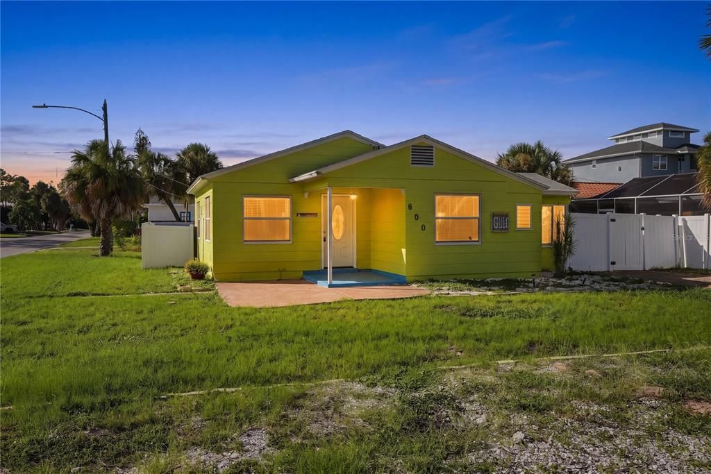 For Rent: $2,600 (2 beds, 2 baths, 888 Square Feet)