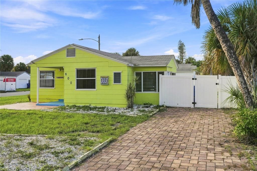 For Rent: $2,600 (2 beds, 2 baths, 888 Square Feet)