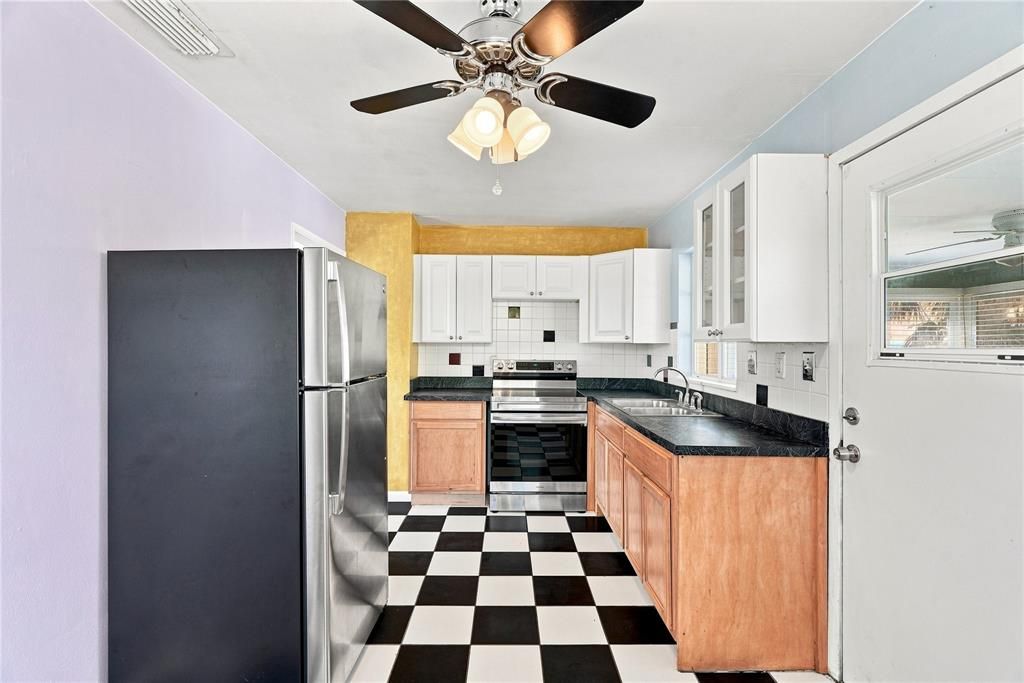 For Rent: $2,600 (2 beds, 2 baths, 888 Square Feet)