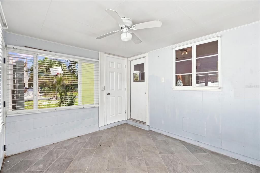 For Rent: $2,600 (2 beds, 2 baths, 888 Square Feet)