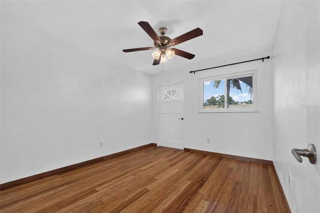 For Sale: $149,900 (2 beds, 2 baths, 1100 Square Feet)
