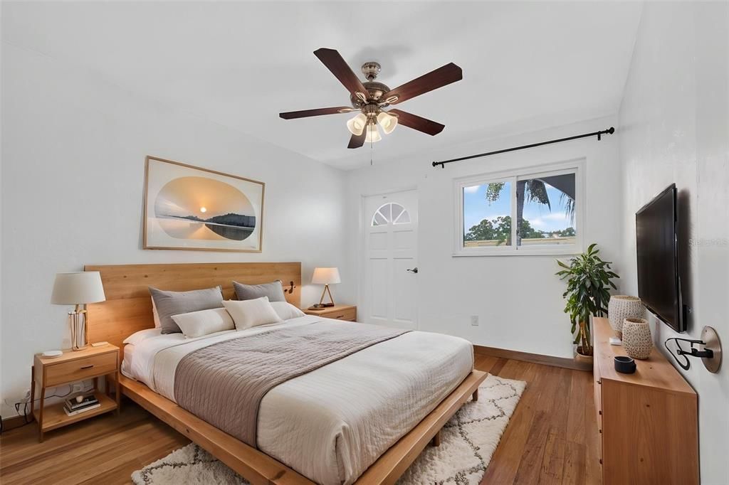 For Sale: $149,900 (2 beds, 2 baths, 1100 Square Feet)