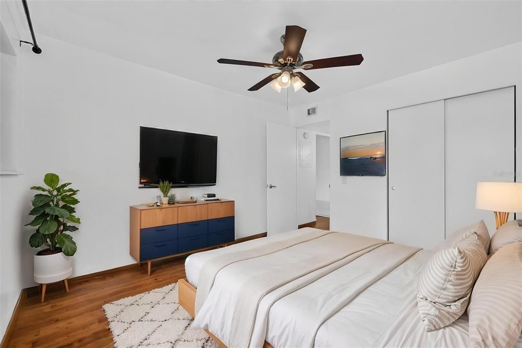 For Sale: $149,900 (2 beds, 2 baths, 1100 Square Feet)