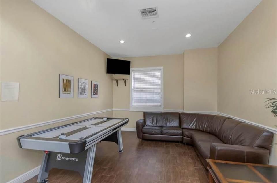 For Rent: $1,600 (1 beds, 1 baths, 750 Square Feet)