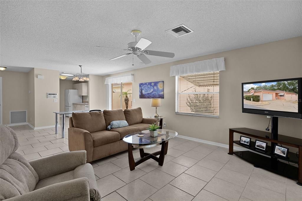 For Sale: $269,000 (2 beds, 1 baths, 1040 Square Feet)