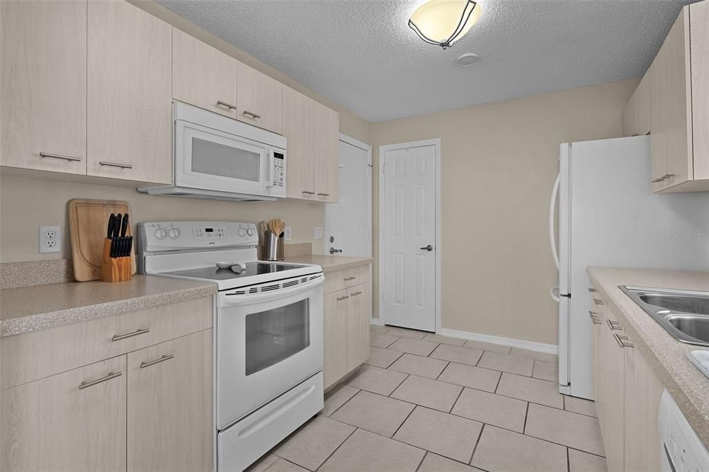 For Sale: $269,000 (2 beds, 1 baths, 1040 Square Feet)