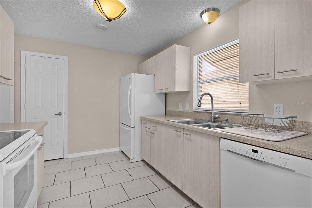 For Sale: $269,000 (2 beds, 1 baths, 1040 Square Feet)