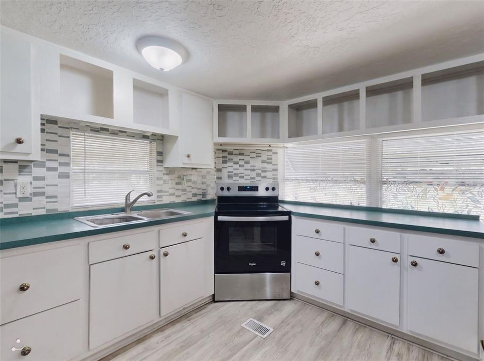For Sale: $150,000 (2 beds, 1 baths, 822 Square Feet)