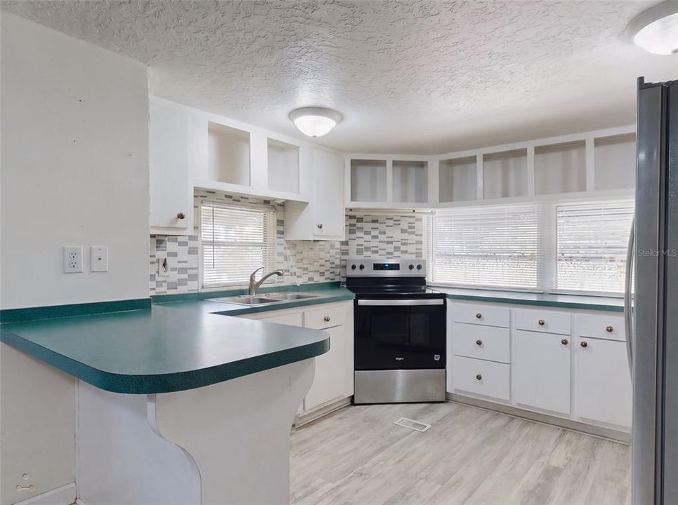 For Sale: $150,000 (2 beds, 1 baths, 822 Square Feet)