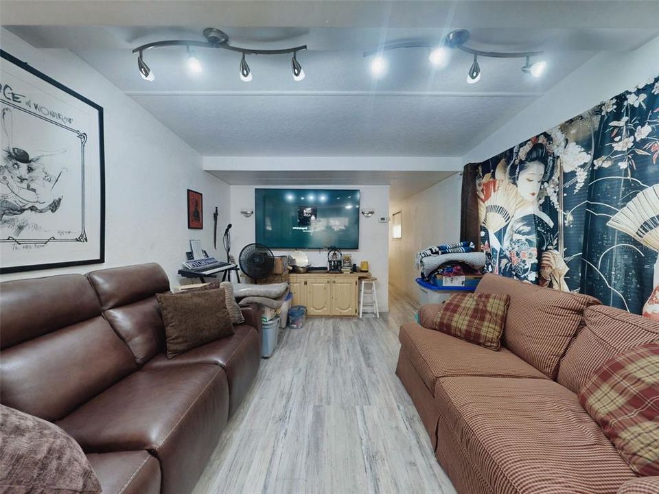 For Sale: $150,000 (2 beds, 1 baths, 822 Square Feet)