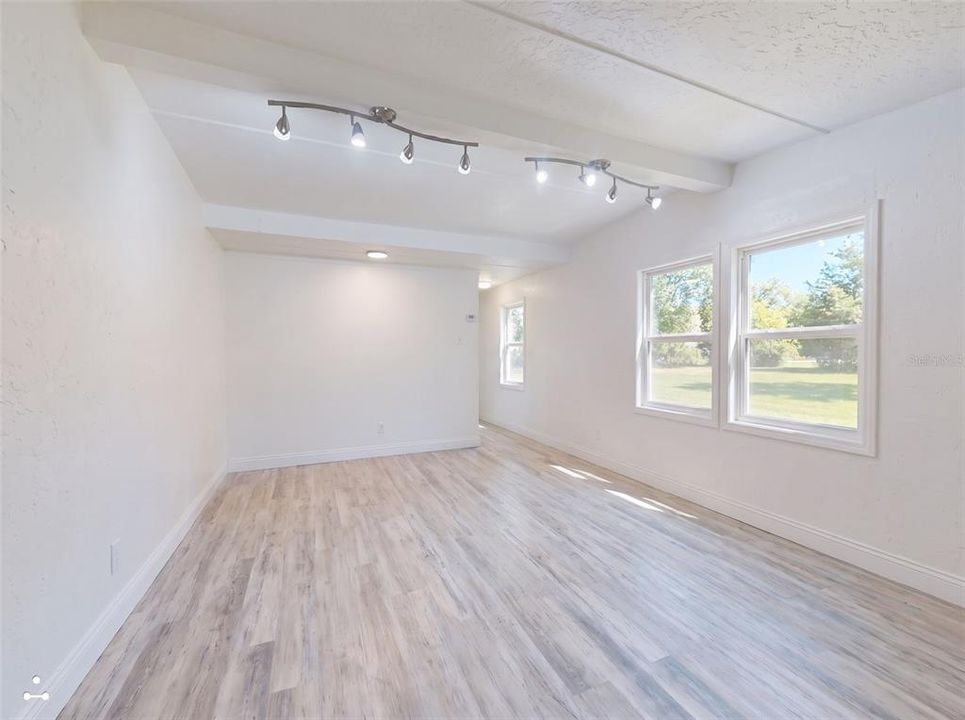 For Sale: $150,000 (2 beds, 1 baths, 822 Square Feet)