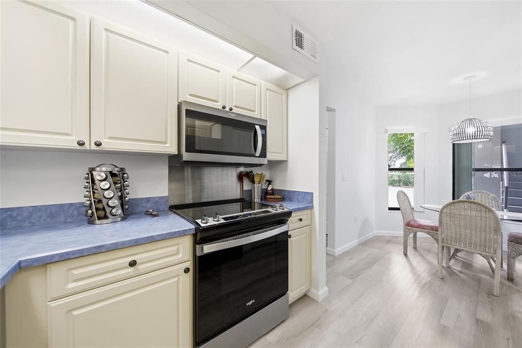 For Sale: $289,000 (2 beds, 2 baths, 1174 Square Feet)