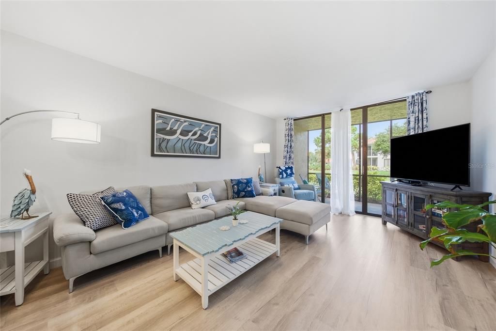 For Sale: $289,000 (2 beds, 2 baths, 1174 Square Feet)
