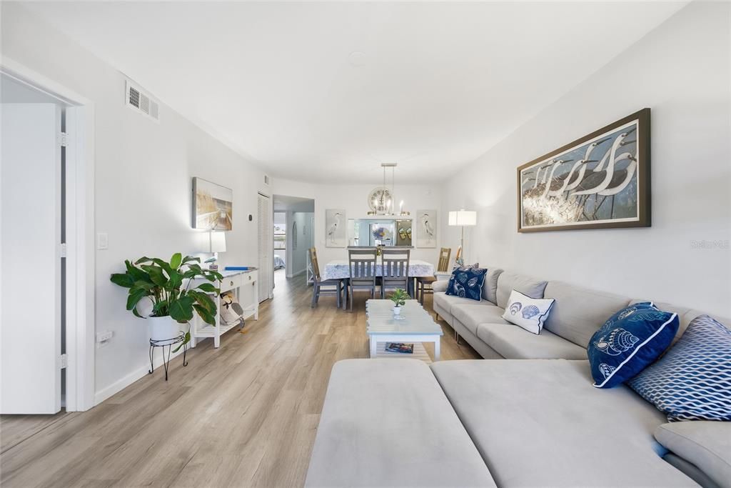 For Sale: $289,000 (2 beds, 2 baths, 1174 Square Feet)