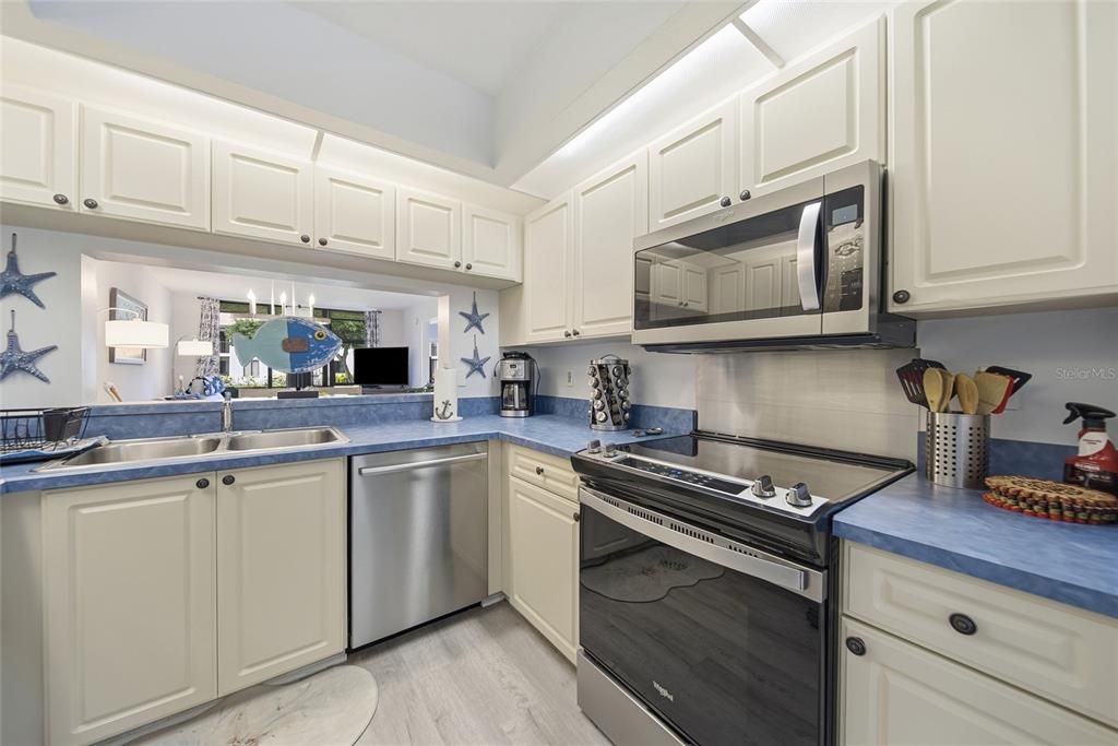 For Sale: $289,000 (2 beds, 2 baths, 1174 Square Feet)