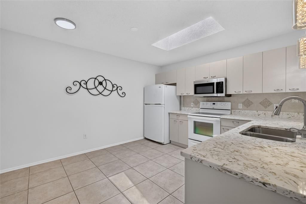 For Sale: $260,000 (2 beds, 2 baths, 1121 Square Feet)