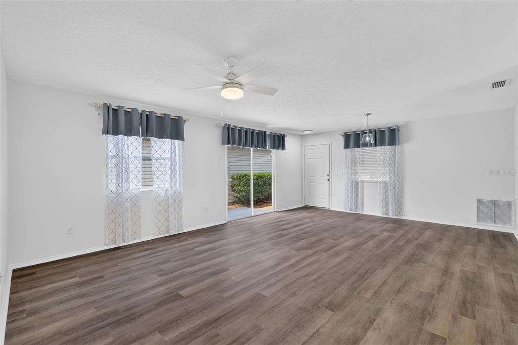 For Sale: $260,000 (2 beds, 2 baths, 1121 Square Feet)