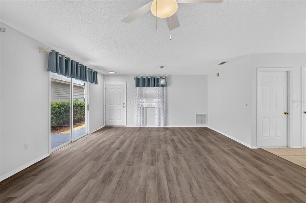 For Sale: $260,000 (2 beds, 2 baths, 1121 Square Feet)