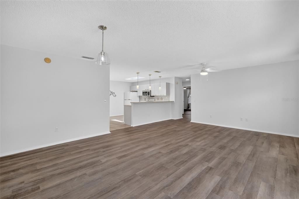For Sale: $260,000 (2 beds, 2 baths, 1121 Square Feet)
