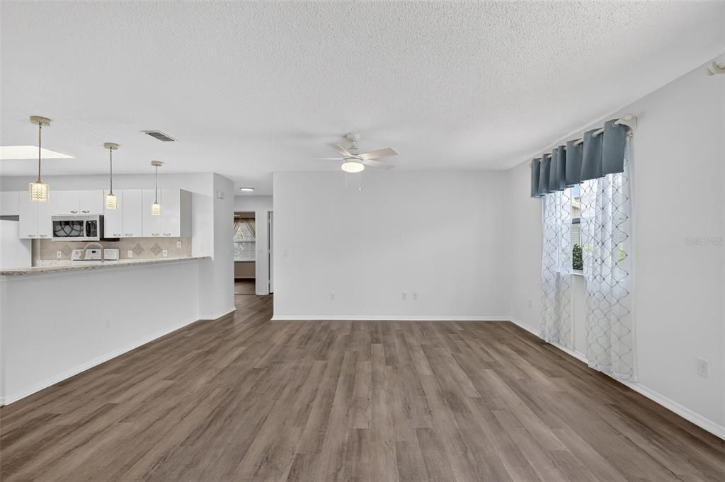 For Sale: $260,000 (2 beds, 2 baths, 1121 Square Feet)