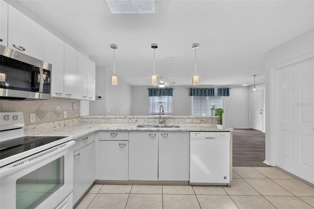 For Sale: $260,000 (2 beds, 2 baths, 1121 Square Feet)