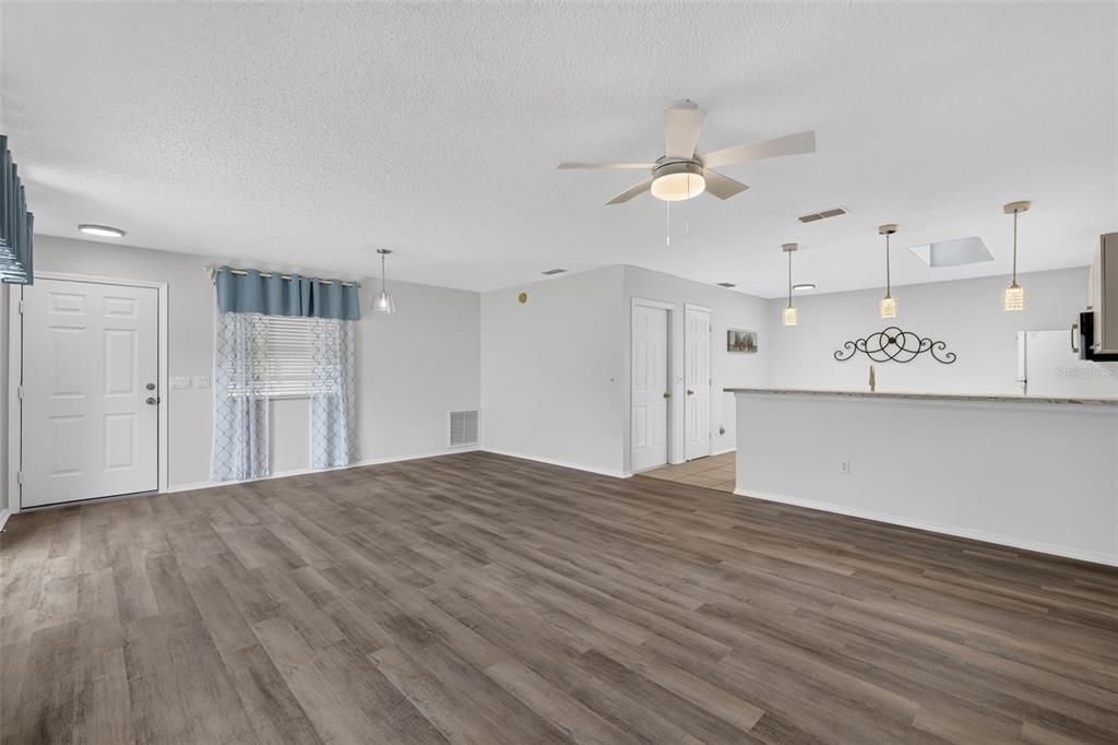 For Sale: $260,000 (2 beds, 2 baths, 1121 Square Feet)