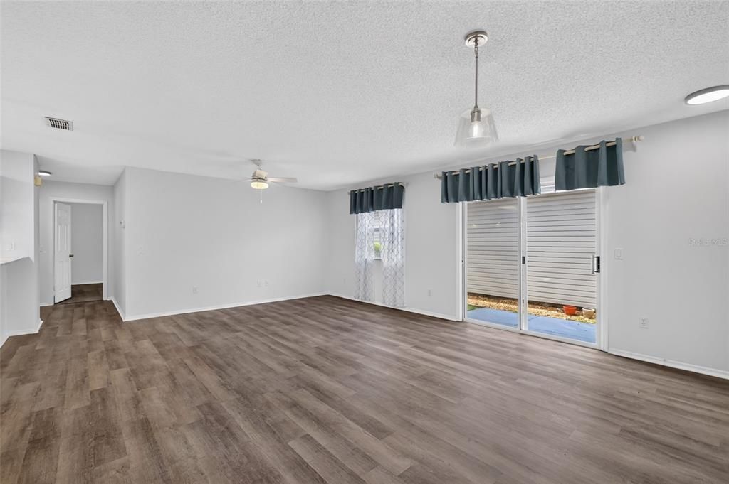 For Sale: $260,000 (2 beds, 2 baths, 1121 Square Feet)