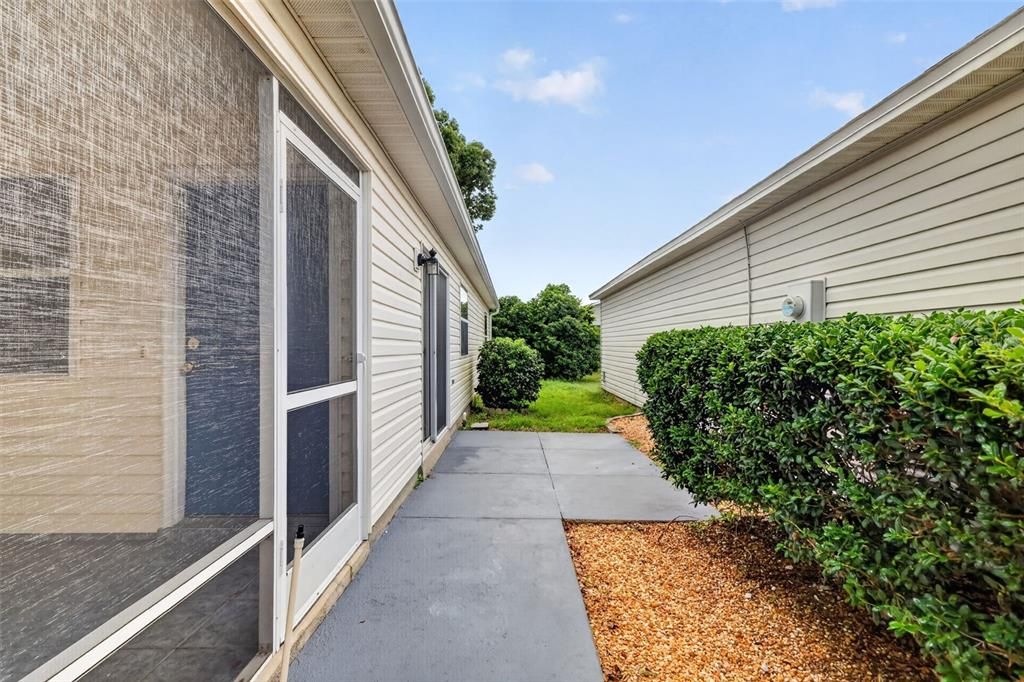 For Sale: $260,000 (2 beds, 2 baths, 1121 Square Feet)