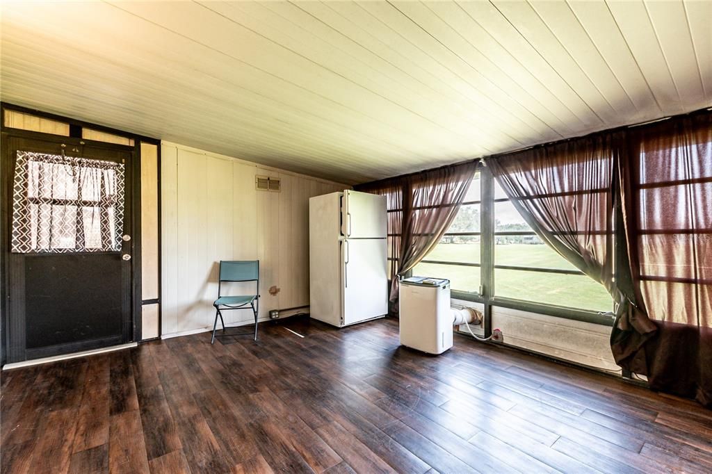 For Sale: $119,900 (2 beds, 2 baths, 896 Square Feet)