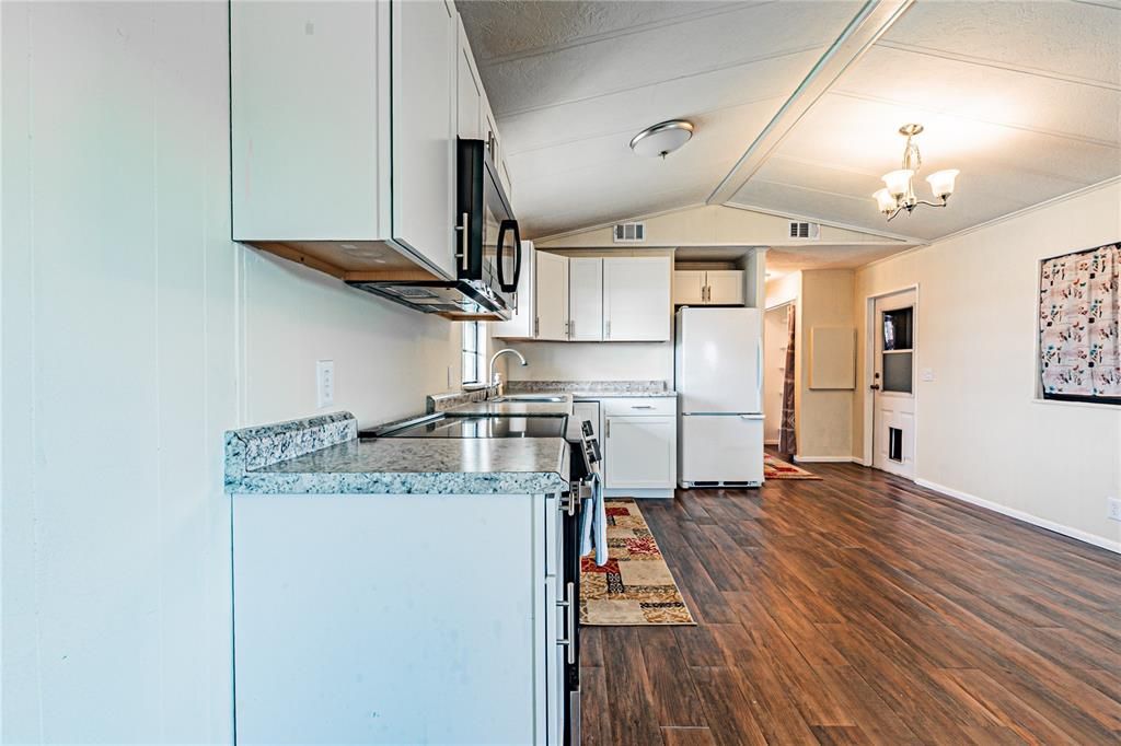 For Sale: $119,900 (2 beds, 2 baths, 896 Square Feet)