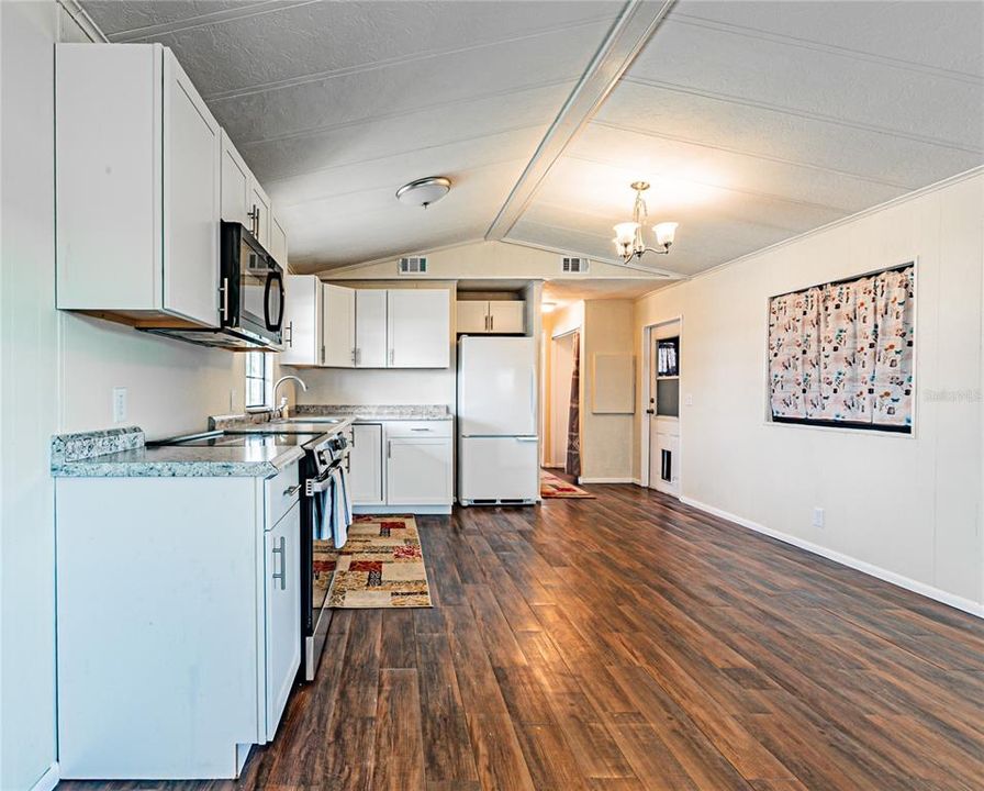 For Sale: $119,900 (2 beds, 2 baths, 896 Square Feet)