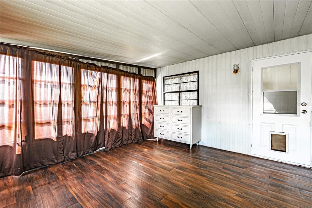 For Sale: $119,900 (2 beds, 2 baths, 896 Square Feet)