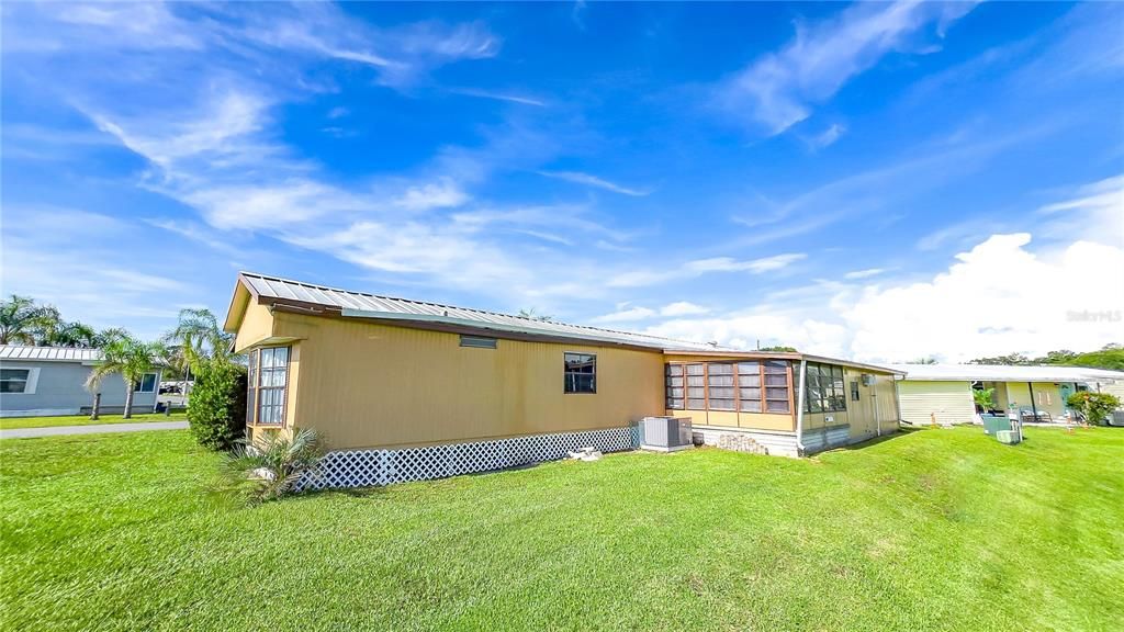 For Sale: $119,900 (2 beds, 2 baths, 896 Square Feet)