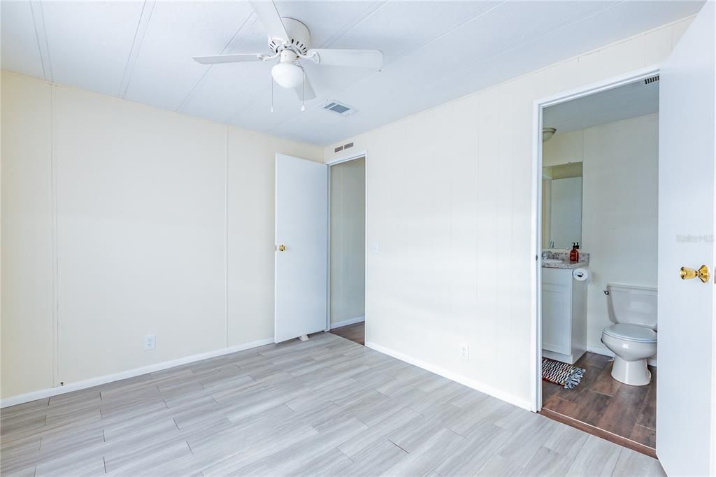 For Sale: $119,900 (2 beds, 2 baths, 896 Square Feet)