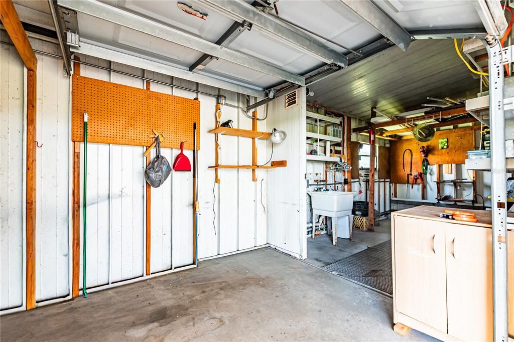 For Sale: $119,900 (2 beds, 2 baths, 896 Square Feet)