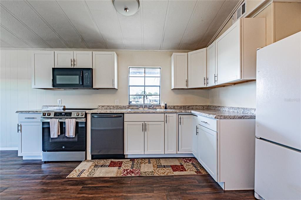 For Sale: $119,900 (2 beds, 2 baths, 896 Square Feet)