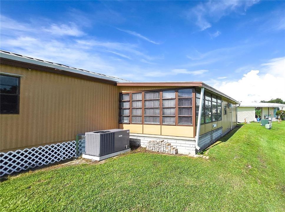 For Sale: $119,900 (2 beds, 2 baths, 896 Square Feet)